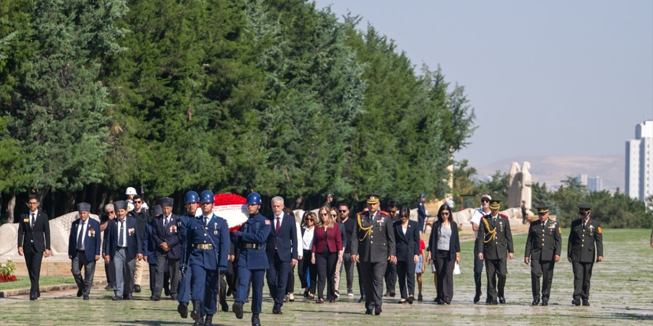 KKTC'nin Ankara Büyükelçisi Korukoğlu, Anıtkabir'i ziyaret etti