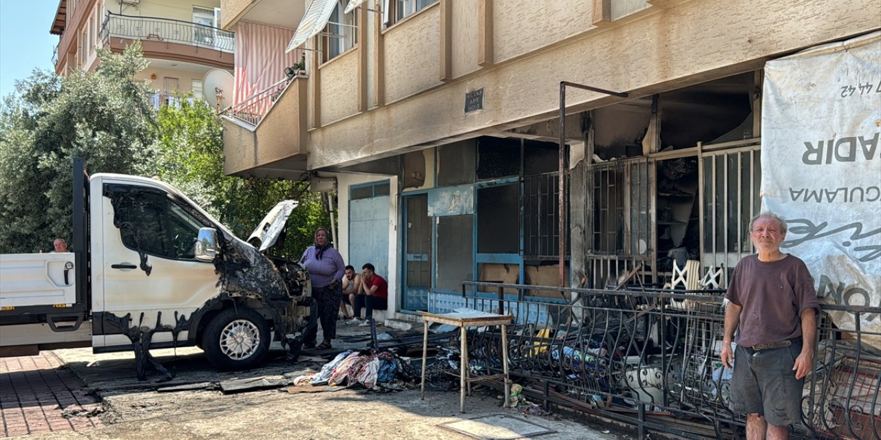 Antalya'da bir tekstil atölyesi deposu ile kamyonet yandı