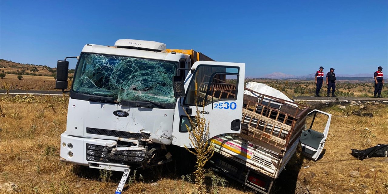 Diyarbakır'da kamyonla çarpışan pikabın sürücüsü öldü