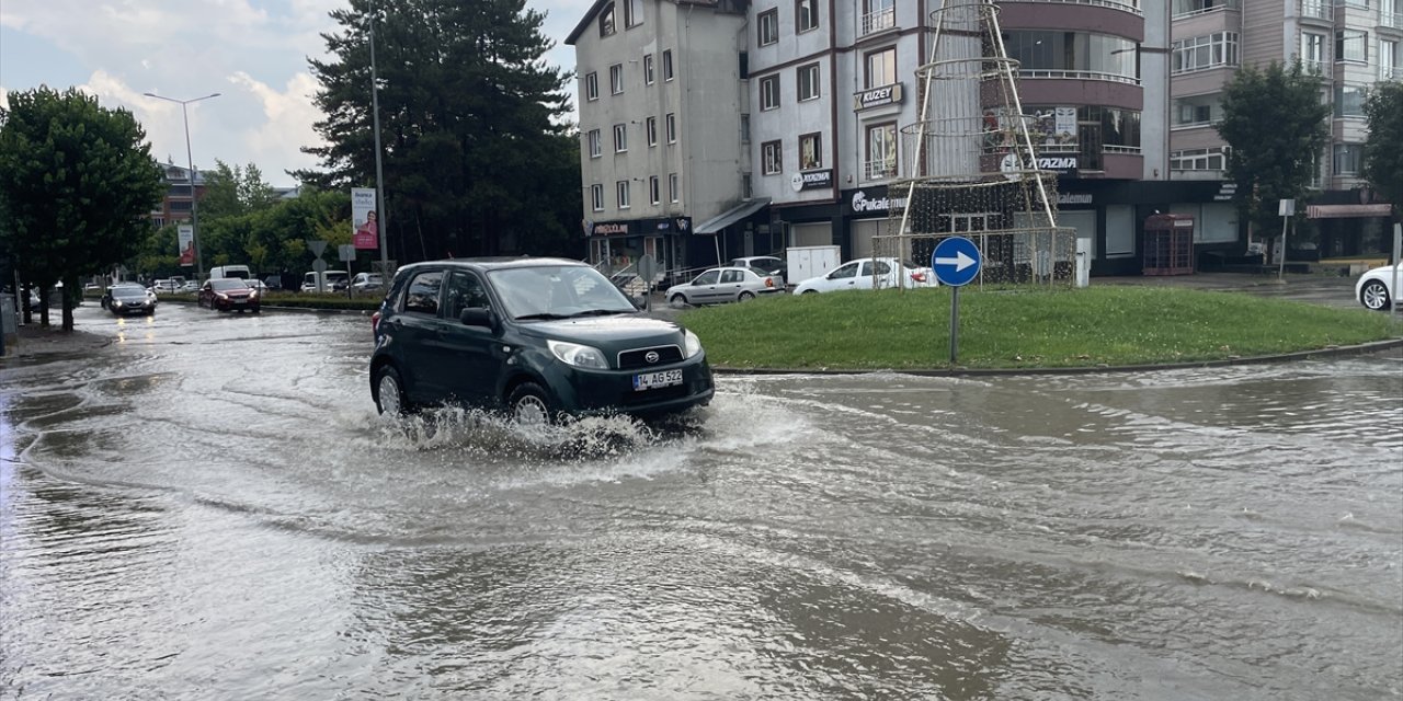 Bolu'da sağanak nedeniyle bazı evleri ve alt geçitleri su bastı