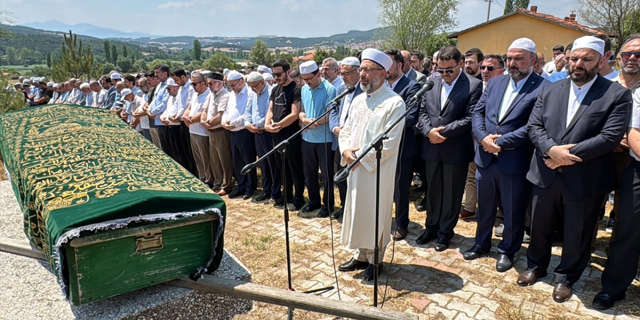 Erbaş, vefat eden özel kalem müdürünün dedesinin cenaze namazını kıldırdı