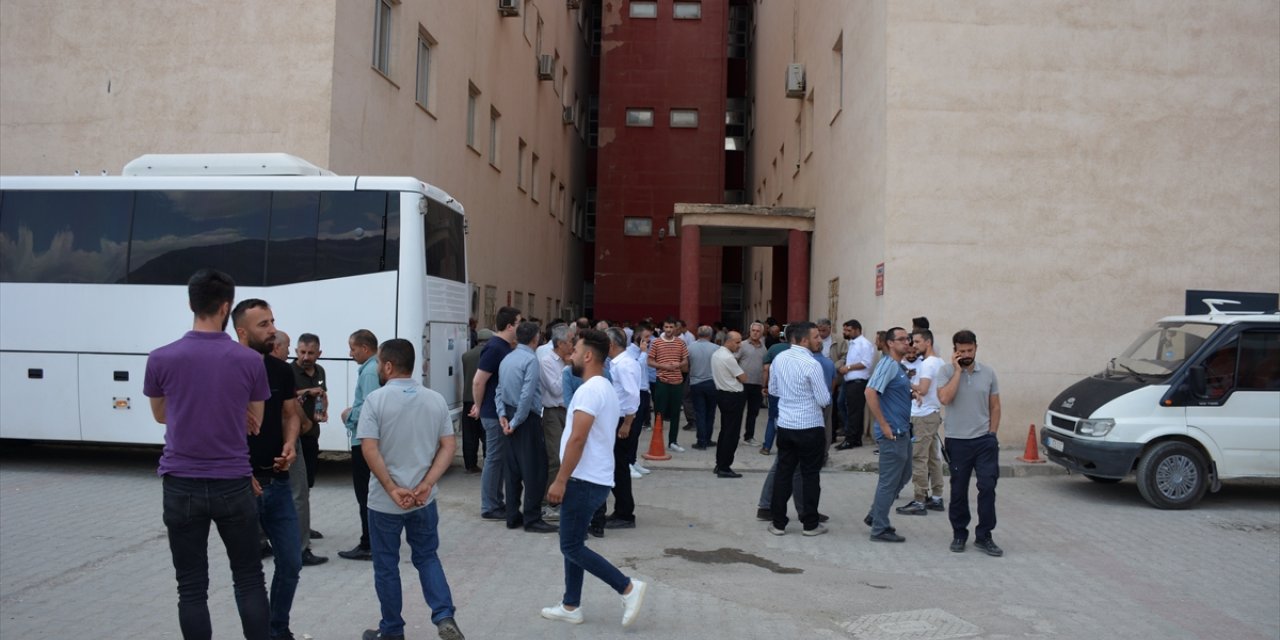 Hakkari'de bir kişi tartıştığı babasını öldürdü, kardeşini yaraladı