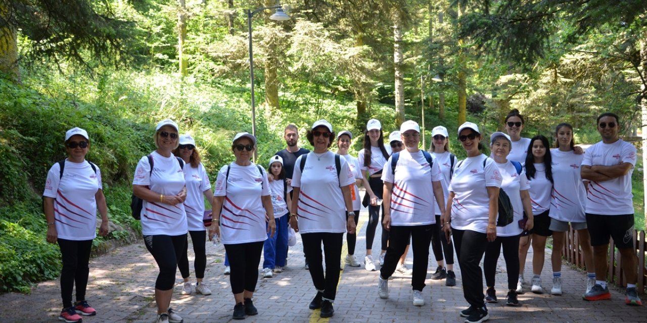 Gölcük Tabiat Parkı'nda spor yaparak hareketli yaşama dikkat çektiler