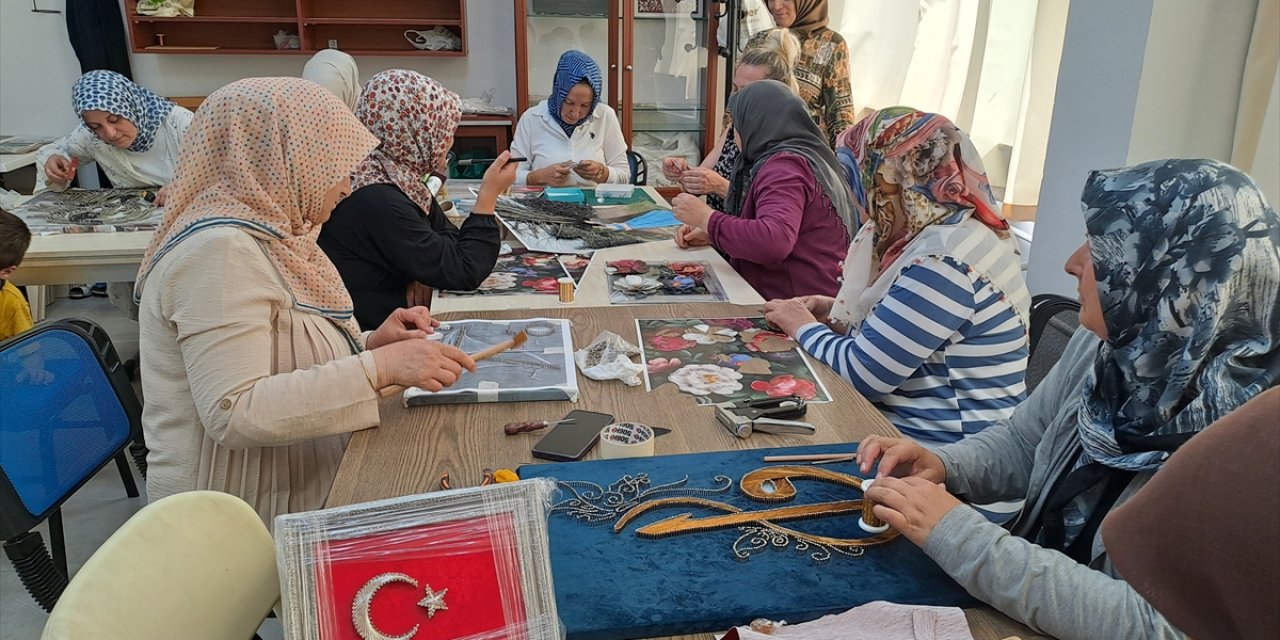 Sakarya'da kadınlar filografi sanatıyla yaptıkları ürünlerden gelir sağlıyor