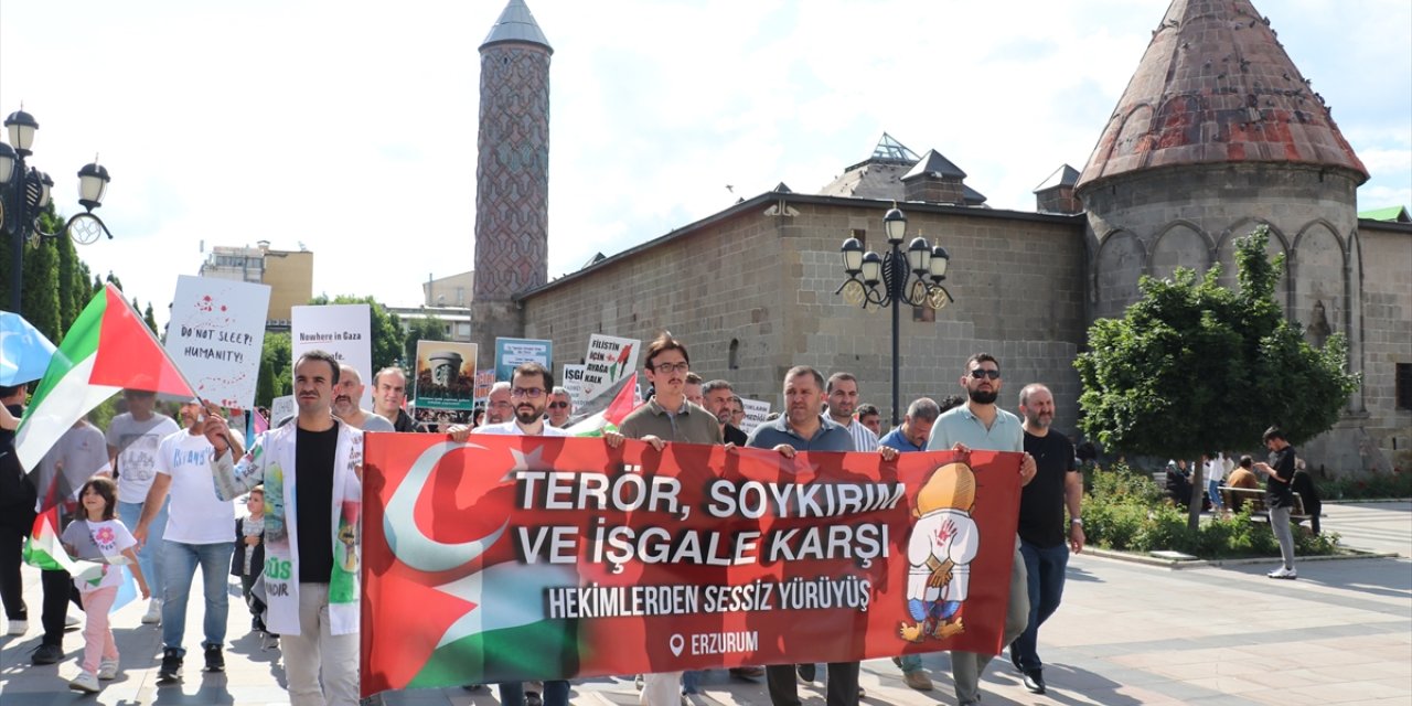 Erzurum'da sağlık çalışanları Gazze için "sessiz yürüyüş" yaptı