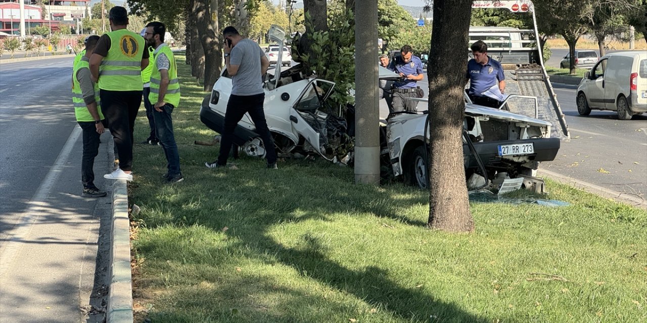 Kahramanmaraş’ta ağaca çarpan otomobildeki 1 kişi öldü, 1 kişi ağır yaralandı