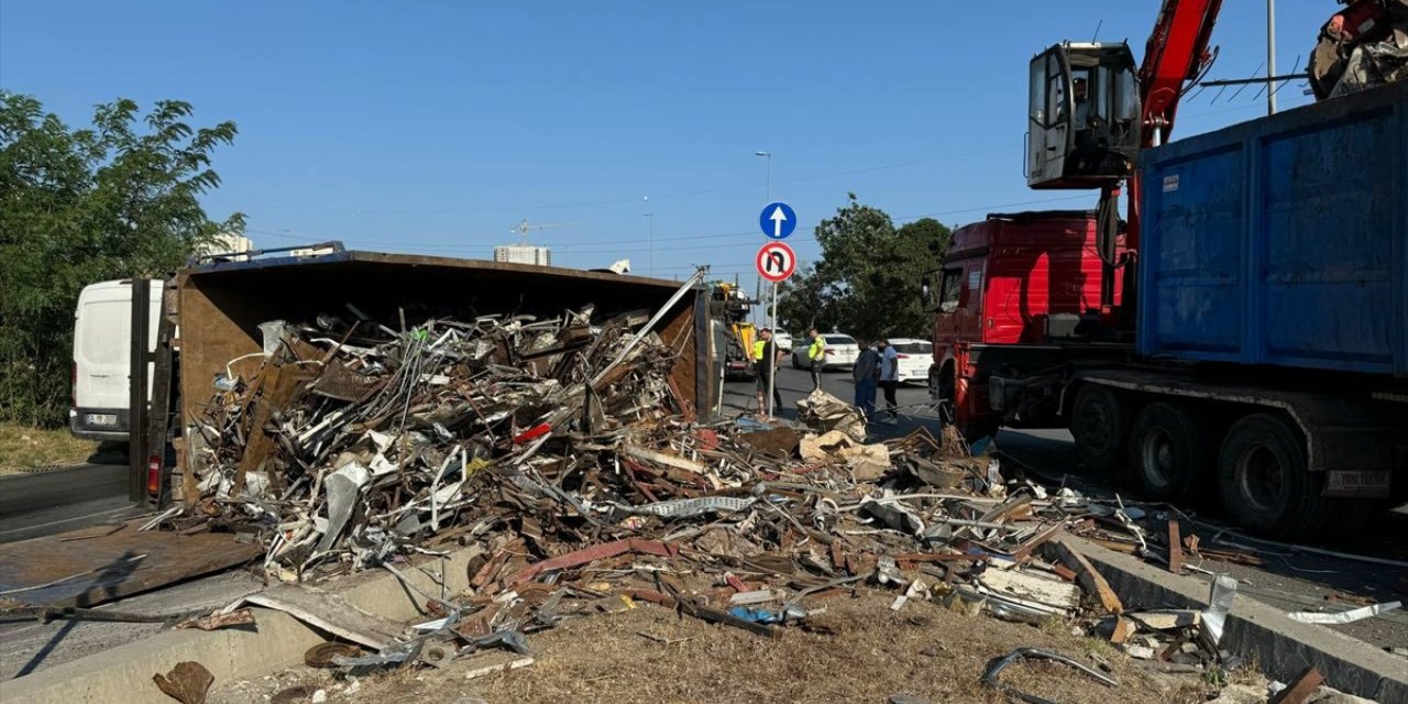 Avcılar'da devrilen hurda yüklü kamyon trafiğin aksamasına yol açtı