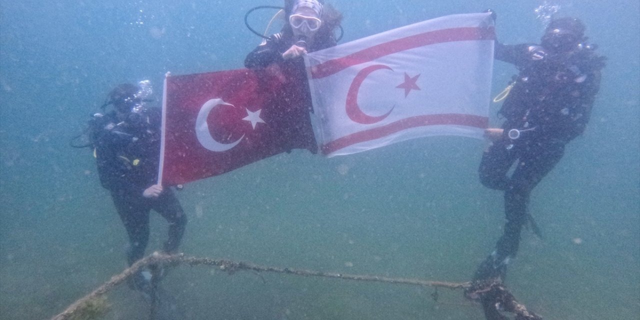 Marmara Denizi'nde Kıbrıs Barış Harekatı'nın 50. yıl dönümünde KKTC bayrağı açtılar