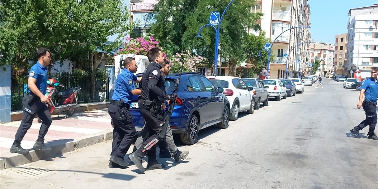 Manisa’da sokaktaki silahlı kavgada balkondaki kadın vurularak yaralandı