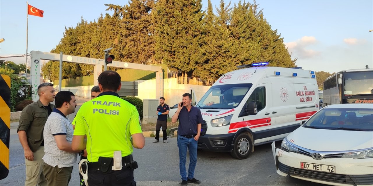 Hatay'da otomobilin çarptığı motosikletteki 4 kişi yaralandı