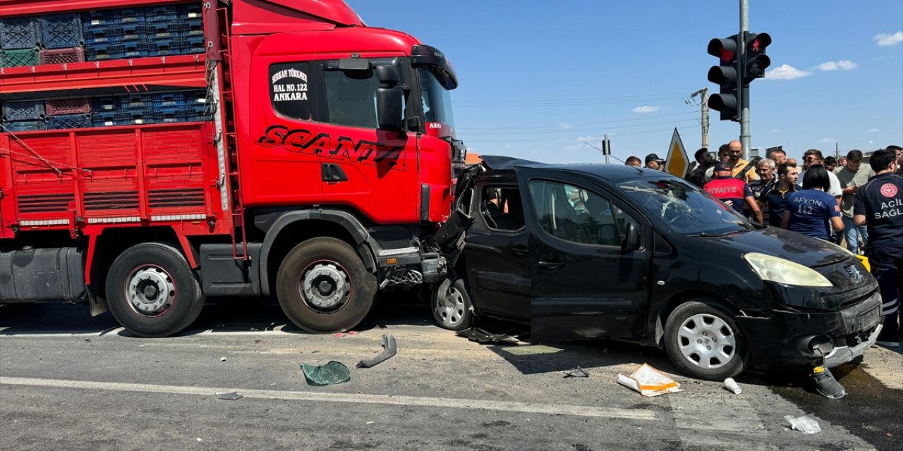 Afyonkarahisar'da zincirleme trafik kazasında 4 kişi yaralandı