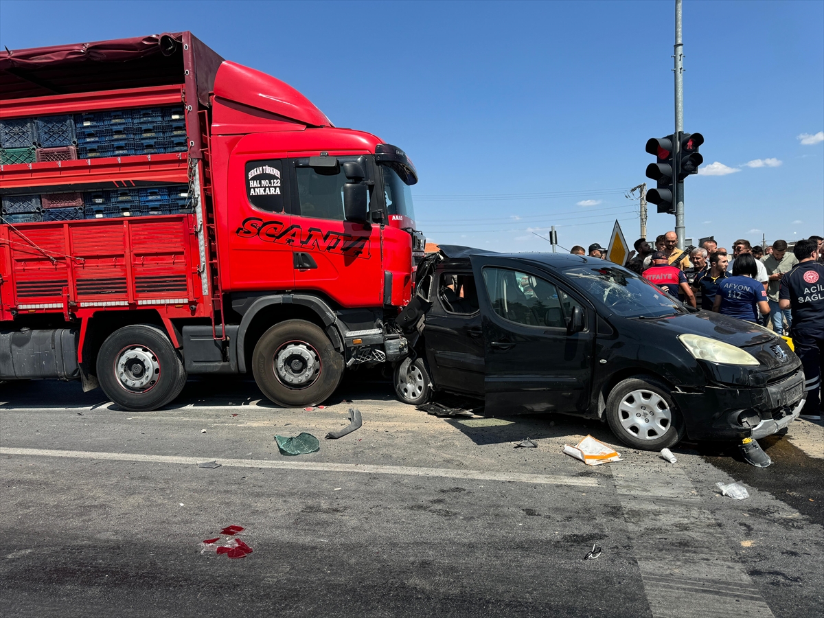 Afyonkarahisar'da zincirleme trafik kazasında 4 kişi yaralandı