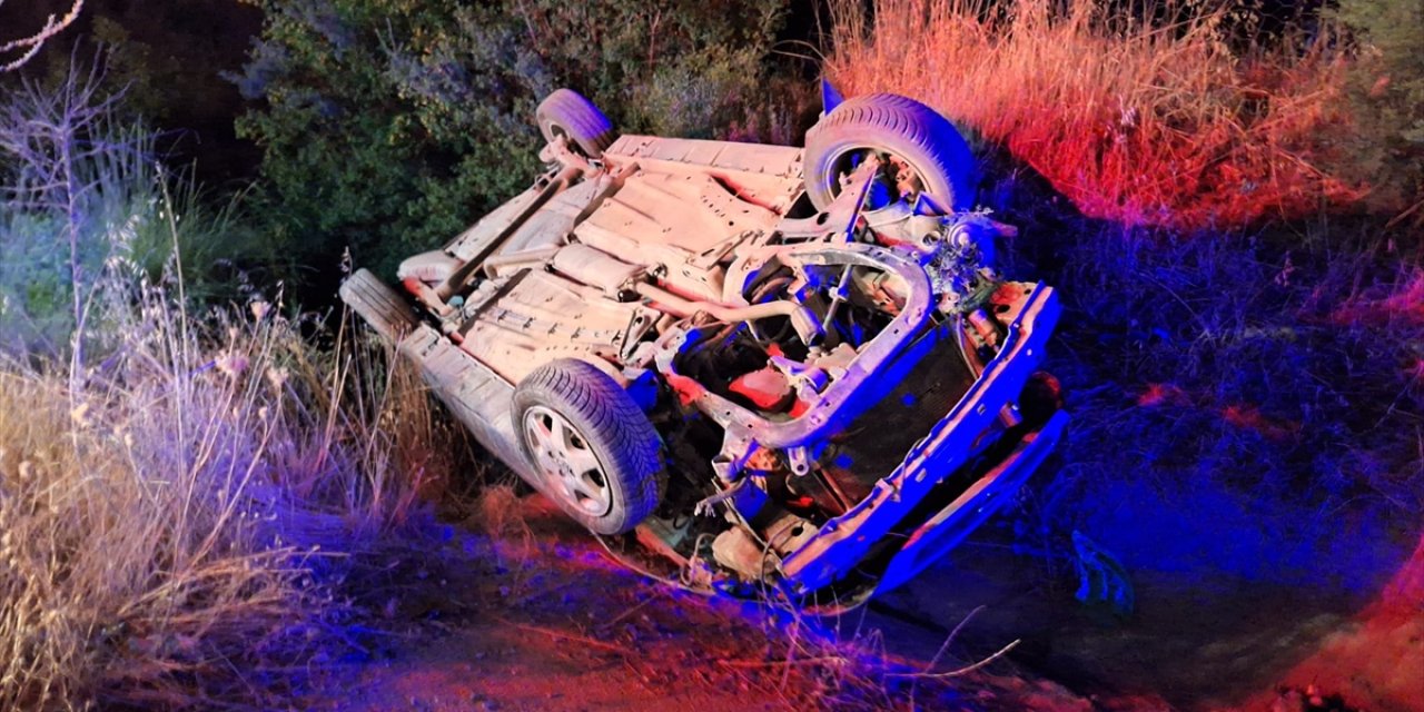 Manisa'da devrilen otomobilin sürücüsü öldü