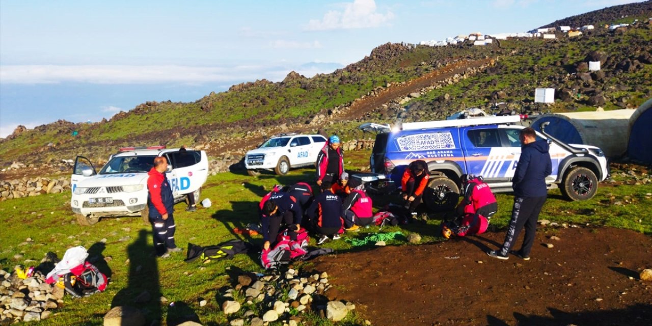 Ağrı Dağı'nda kaybolan 2 kişinin bulunması için çalışmalar sürüyor