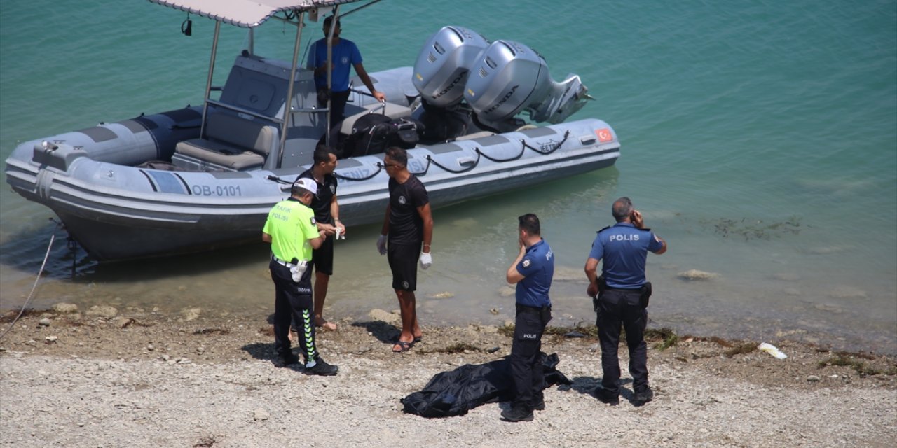 GÜNCELLEME - Adana'da köprüden baraj gölüne düşen otomobildeki 1 çocuğun cesedi bulundu, 3 kişi aranıyor