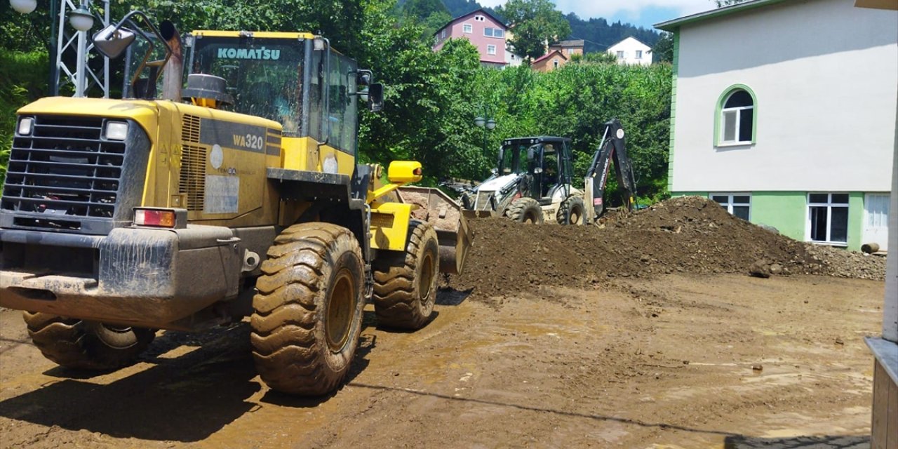 Trabzon'da şiddetli yağışın zarar verdiği cadde ve sokaklar temizleniyor