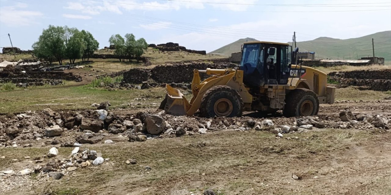 Van'da taşkınların zarar verdiği mahallelerde çalışmalar sürüyor