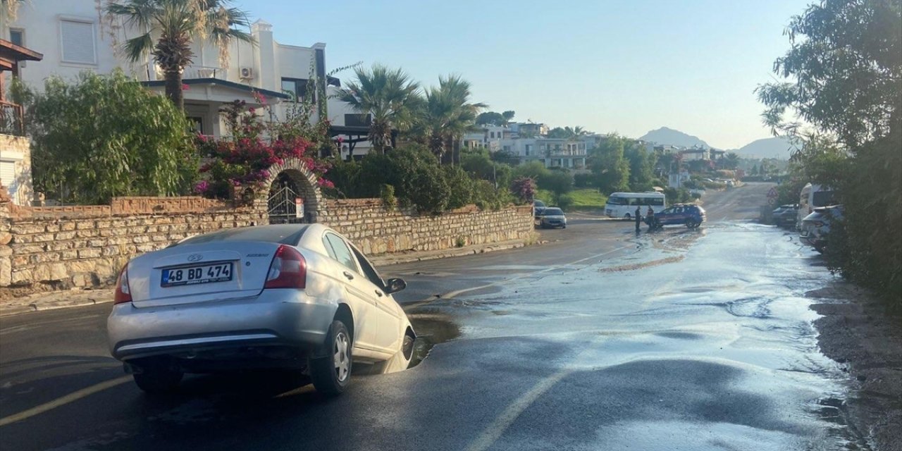 Bodrum'da otomobil yolda oluşan çukura düştü