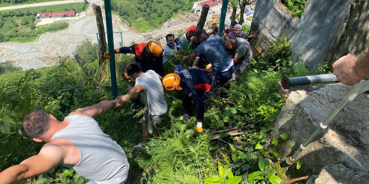 Rize'de ilkel teleferiğe çay yüklediği sırada akıma kapılan kişi yaralandı