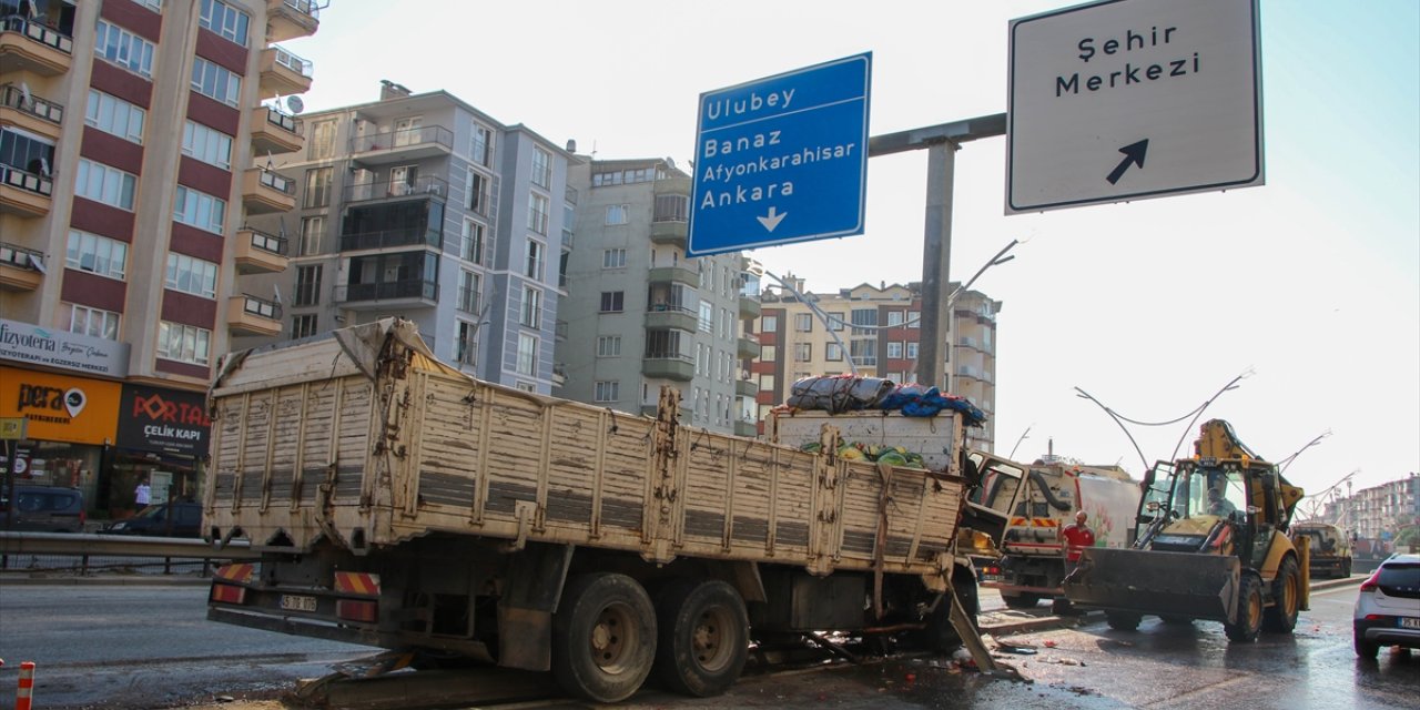 Uşak'ta direğe çarpan kamyonun sürücüsü hayatını kaybetti