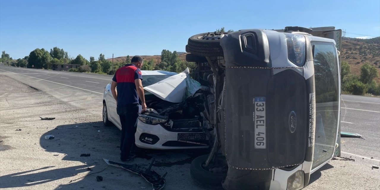 Bingöl'de kamyonet ile otomobilin çarpışması sonucu 5 kişi yaralandı