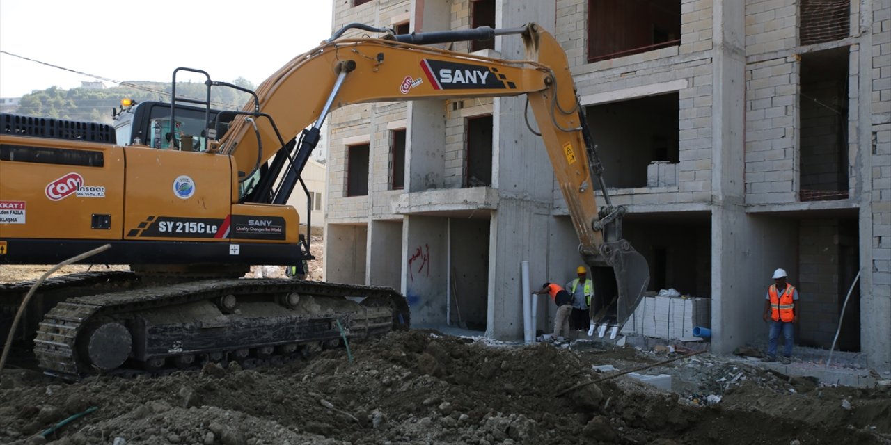 Hatay'ın Kisecik Mahallesi'nde afetzedeler için inşa edilen konutlar yükseliyor