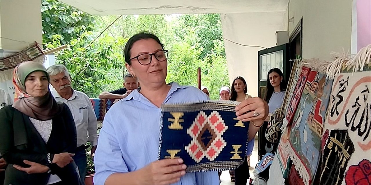 Moldovalı kadın, yerleştiği Adana'da kilim dokumayı öğretiyor