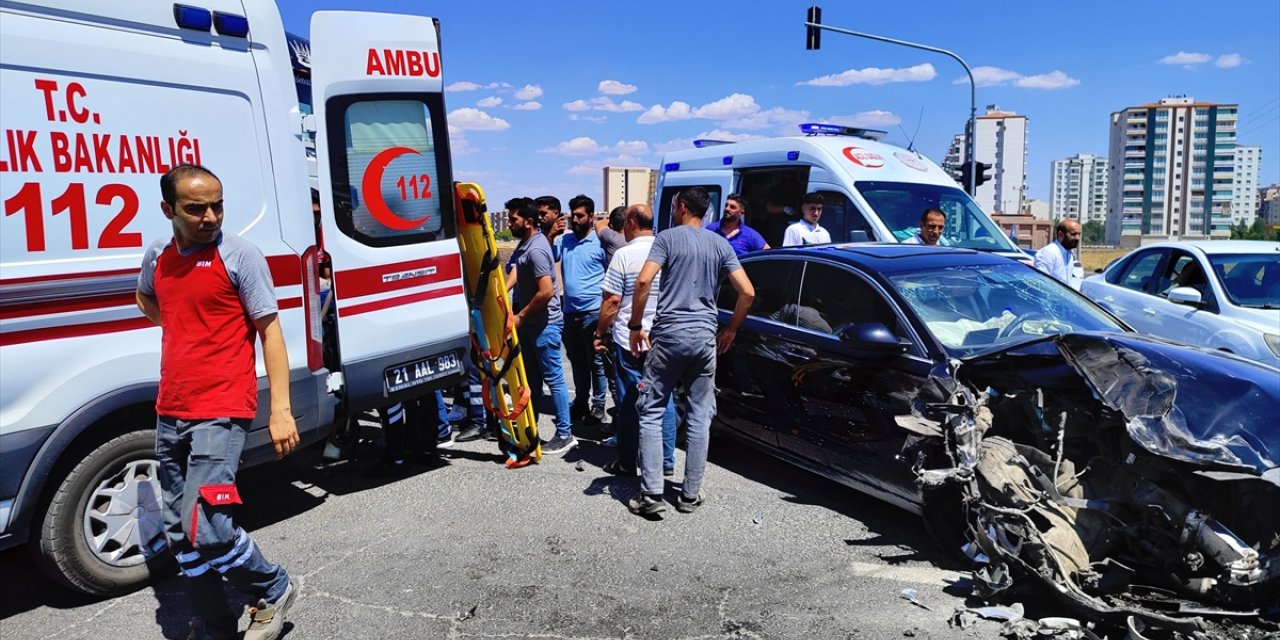 Diyarbakır'da tır ile çarpışan otomobildeki 2 kişi yaralandı