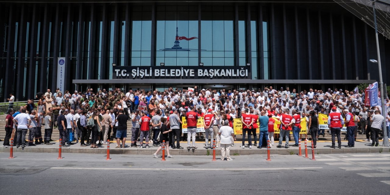 Şişli Belediyesi işçileri maaşlarını eksik aldıkları gerekçesiyle eylem yaptı