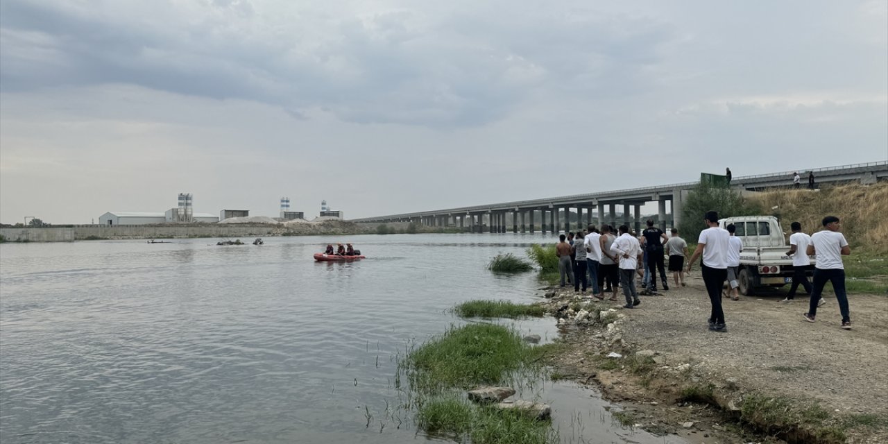 Edirne'de Meriç Nehri'ne giren 2 genç kayboldu