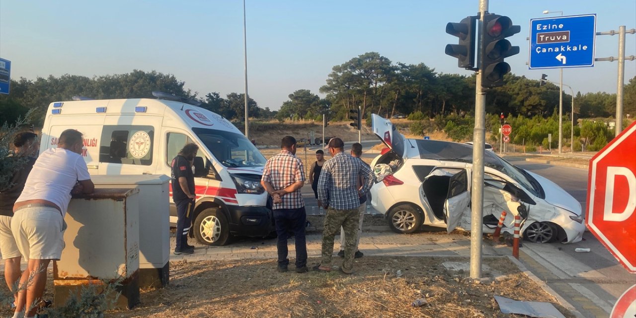 Çanakkale'de ambulansla otomobilin çarpışması sonucu 3 kişi yaralandı