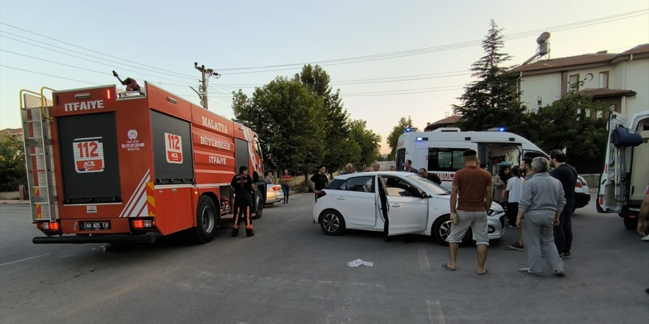 Malatya'da iki otomobilin çarpışması sonucu 5 kişi yaralandı