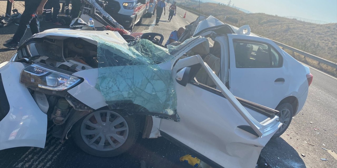 Gaziantep'te otomobilin tıra çarpması sonucu 1 kişi öldü, 6 kişi yaralandı