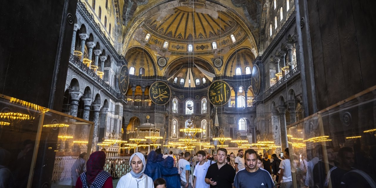 Ayasofya-i Kebir Cami-i Şerifi ibadete açıldığından beri yaklaşık 25 milyon ziyaretçi ağırladı