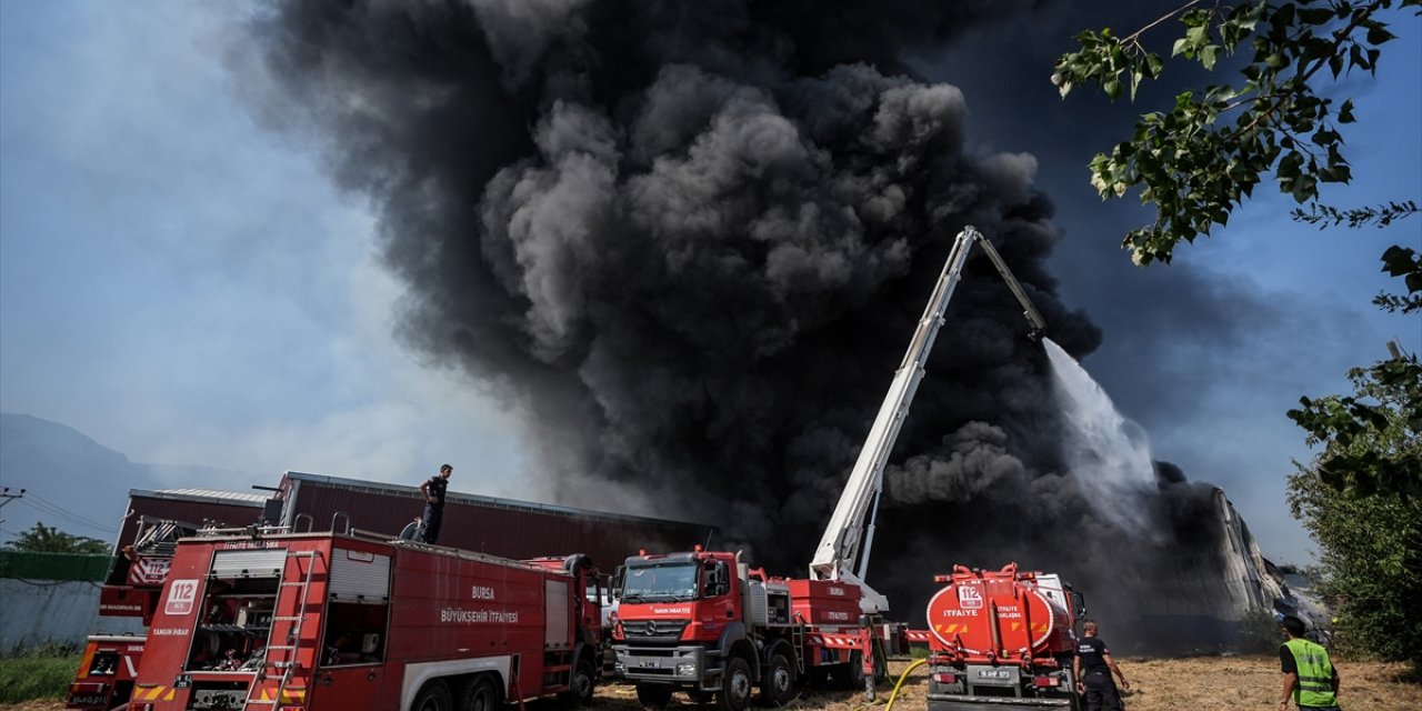 GÜNCELLEME 2 - Bursa'da fabrika ve geri dönüşüm tesisinden yayılan yangına müdahale sürüyor