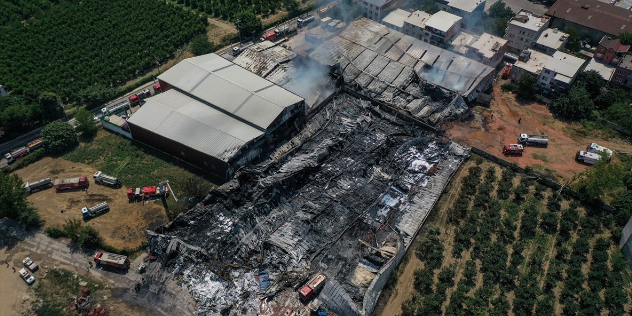 GÜNCELLEME 3 - Bursa'da fabrika ve geri dönüşüm tesisinden yayılan yangın söndürüldü