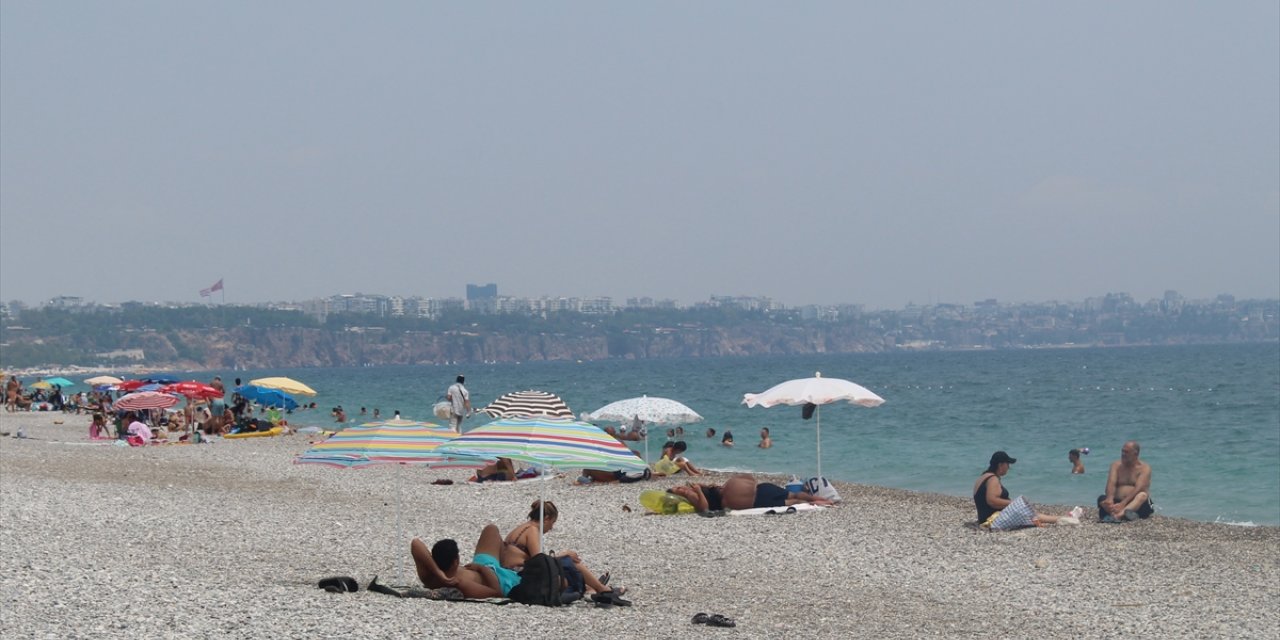 Antalya'da sıcak hava ve nem etkili oldu