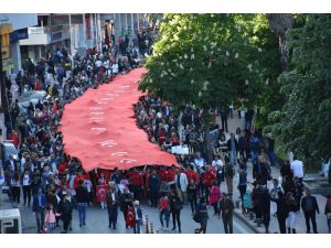 19 Mayıs'ın 100. yılında 1919 metrelik bayrakla yürüdüler