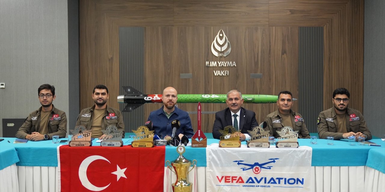 Bilal Erdoğan, ABD'deki roket yarışması şampiyonu İTÜ Vefa Havacılık Takımı'yla bir araya geldi: