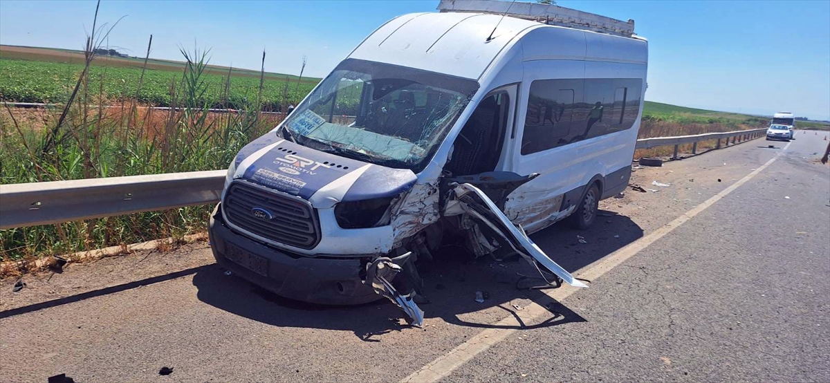 Diyarbakır'da otomobil ile minibüs çarpıştı, 16 kişi yaralandı