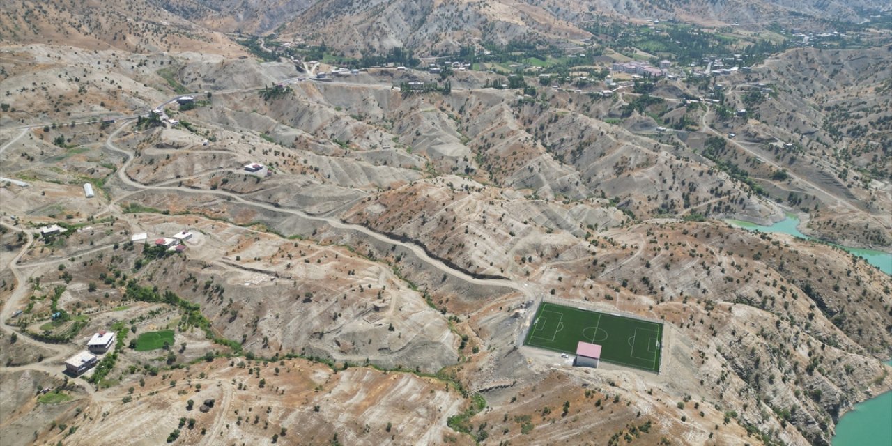 Uludere'nin genç sporcuları baraj gölü manzaralı statta antrenman yapıyor