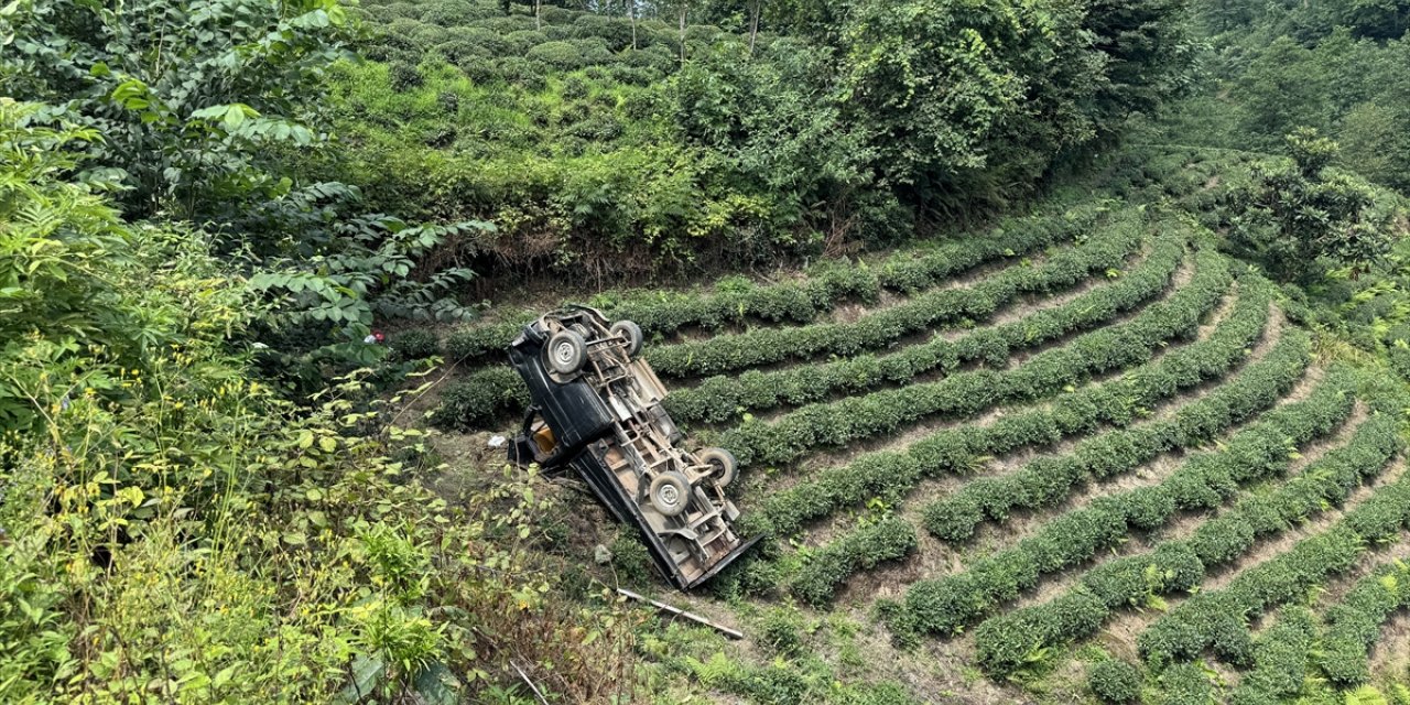 Rize'de çay bahçesine devrilen kamyonetteki 3 kişi yaralandı