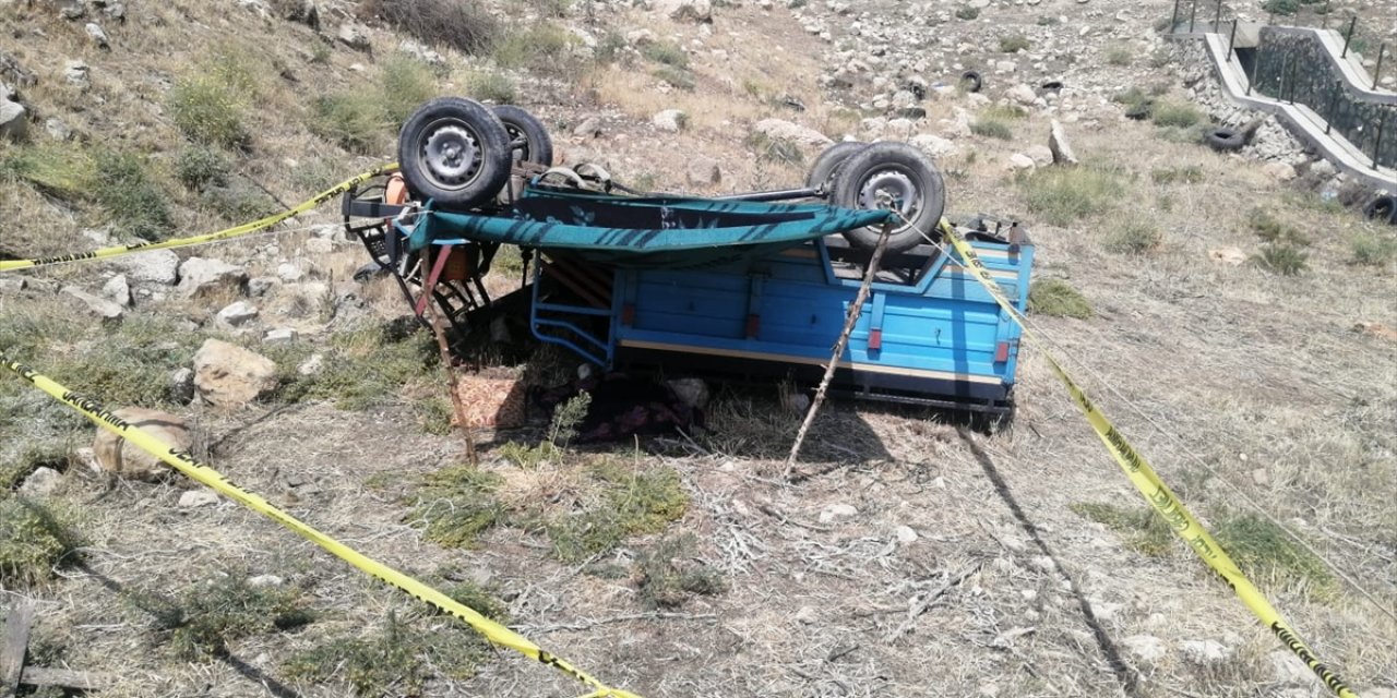 Isparta'da devrilen tarım aracındaki bebek öldü, 2 kişi yaralandı