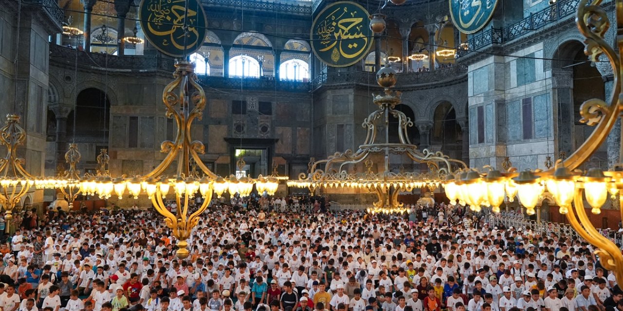 TÜGVA'nın yaz okuluna giden öğrenciler Ayasofya-i Kebir Cami-i Şerifi'nde buluştu