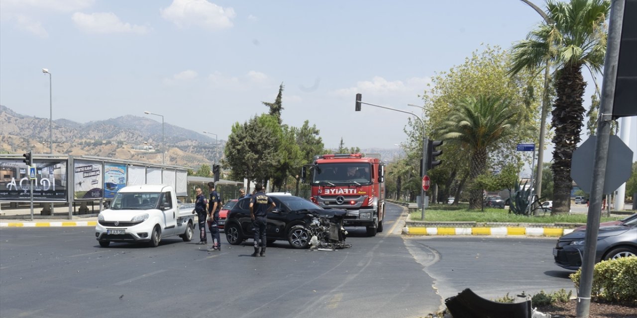 Aydın'da hafif ticari araçla otomobilin çarpışması sonucu 4 kişi yaralandı