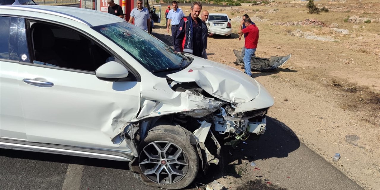 Mardin'de iki otomobilin çarpıştığı kazada 5 kişi yaralandı