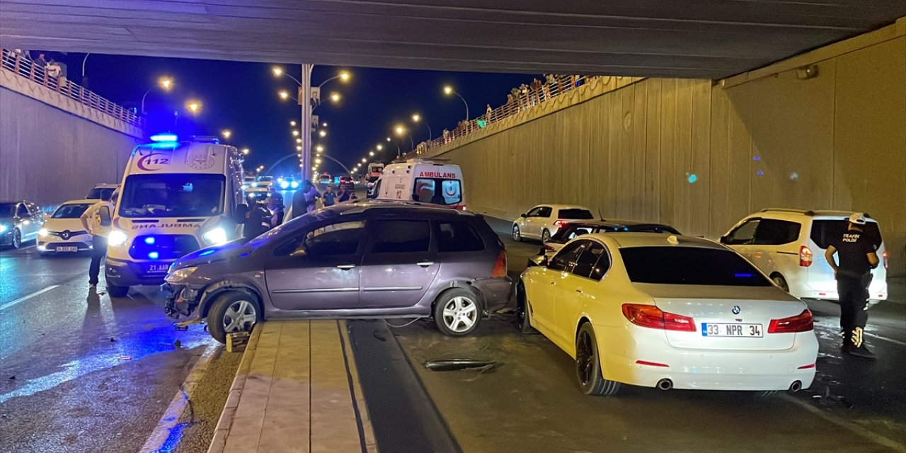 Diyarbakır'da 3 otomobilin çarpıştığı kazada 5 kişi yaralandı