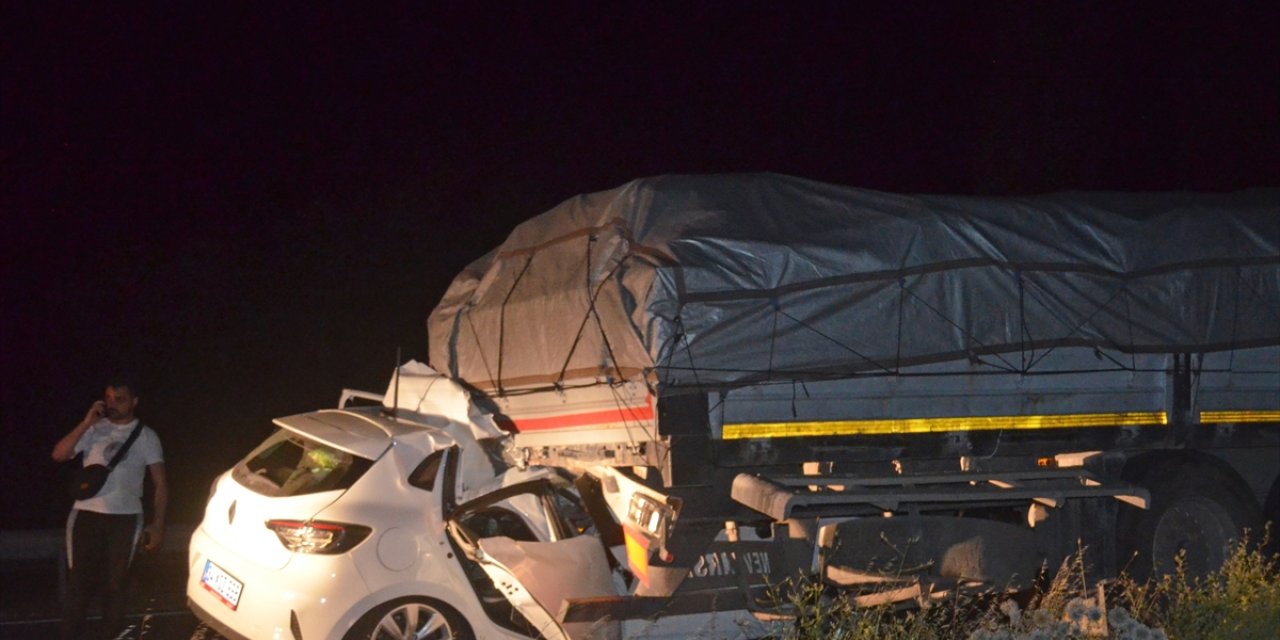 Amasya'da tıra çarpan otomobildeki 5 kişi yaralandı