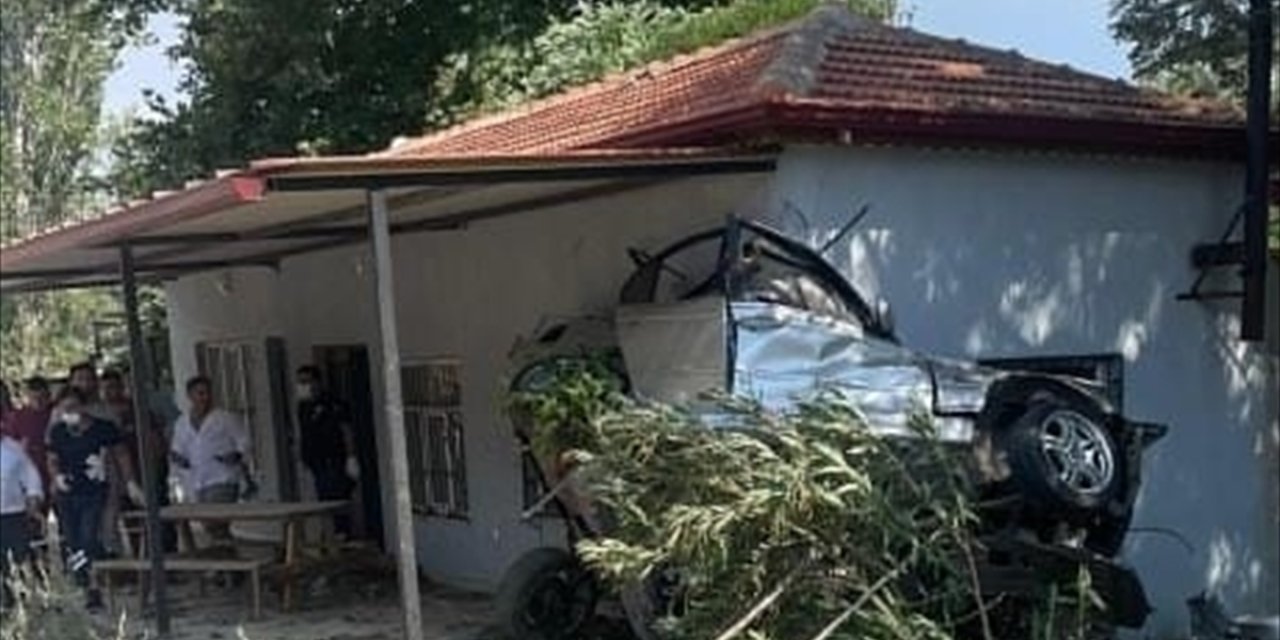 Muğla'da devrilen otomobilin sürücüsü hayatını kaybetti