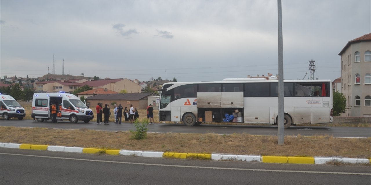 Sivas'ta aydınlatma direğine çarpan yolcu otobüsünün sürücüsü yaralandı